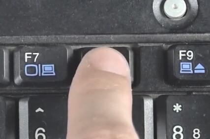 win10分辨率调的太高导致黑屏怎么办？