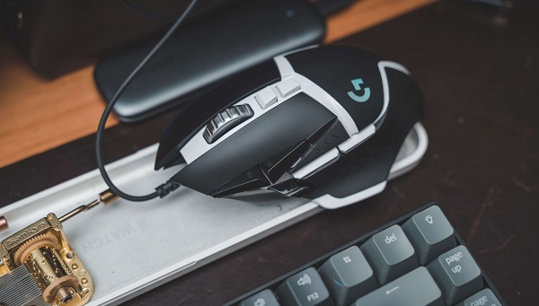 罗技g502se和hero什么区别？罗技g502se和hero哪个好