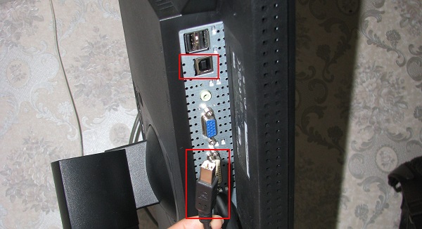 Win10电脑屏幕不停一黑一亮怎么解决